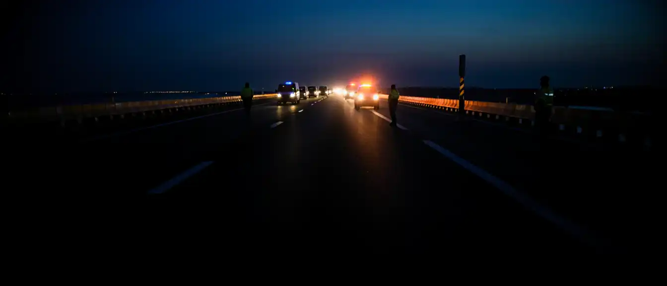 Очередная пауза на Крымском мосту: движение транспорта временно приостановлено