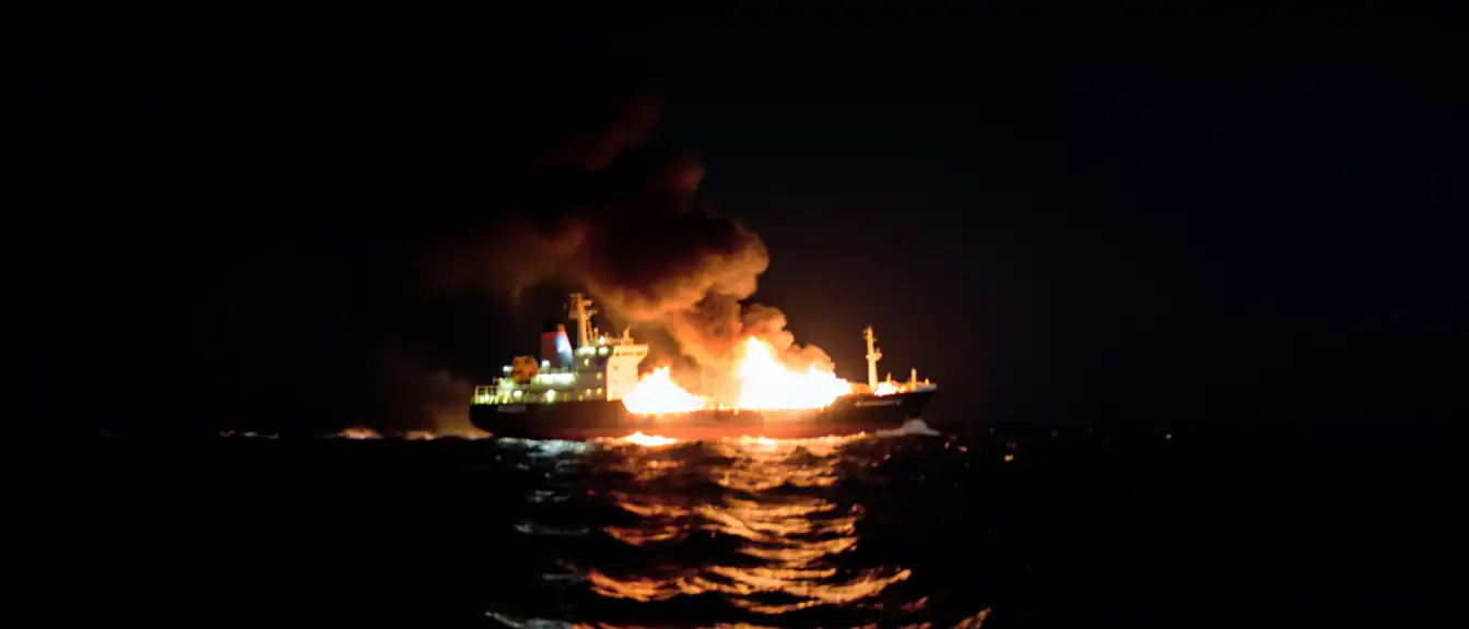 Огонь в море: хуситы атаковали саудовские танкеры в ответ на блокаду